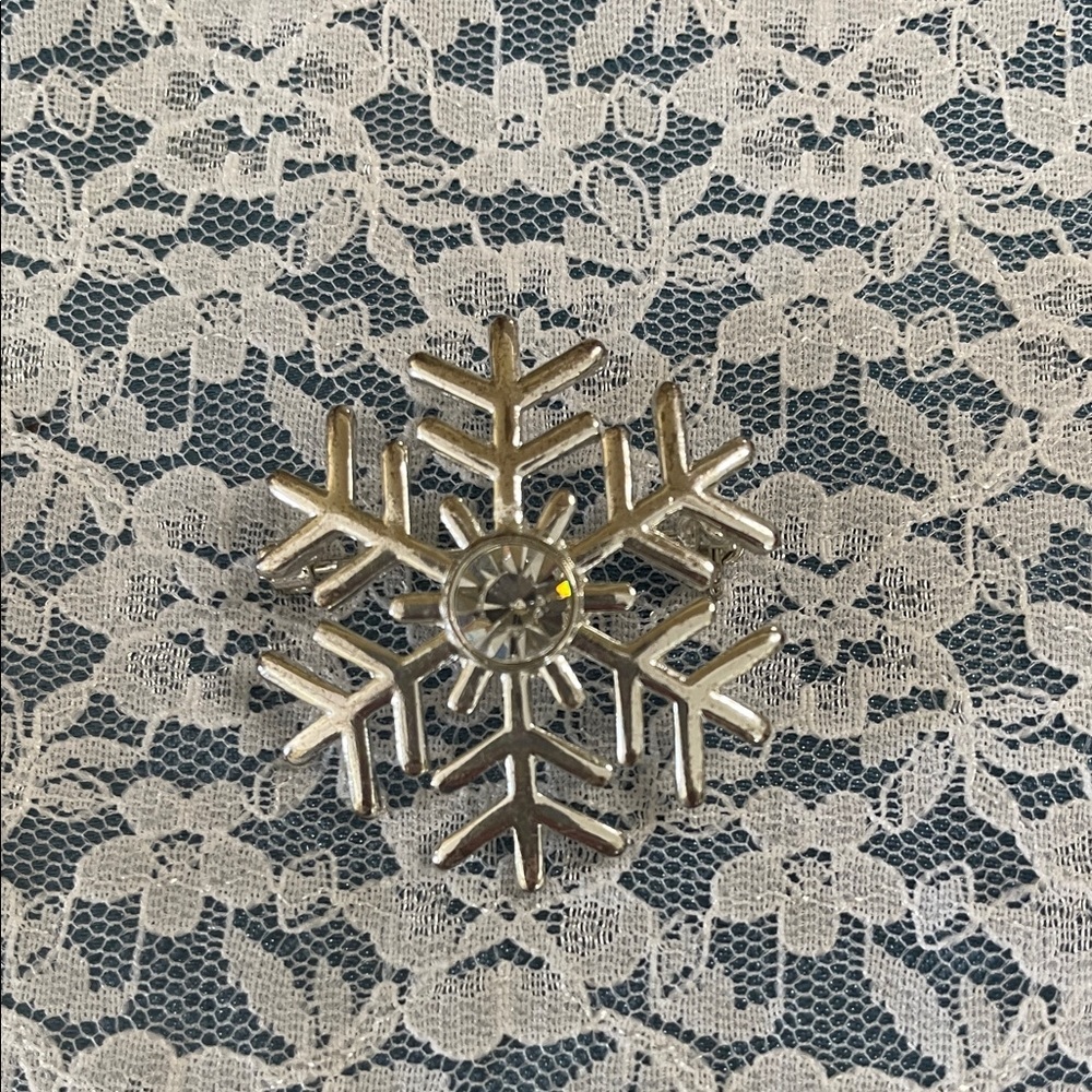 Vintage snowflake pendant and brooch wreath